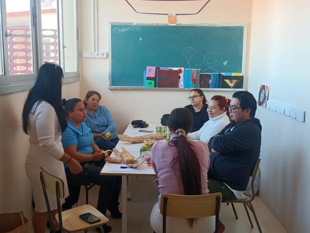 Sesion de Salud de la FSG sobre alimentacin saludable con las familias de San Roque en Badalona