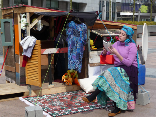 Imagen de la reproduccin del campamento de personas gitanas organizado en Bruselas